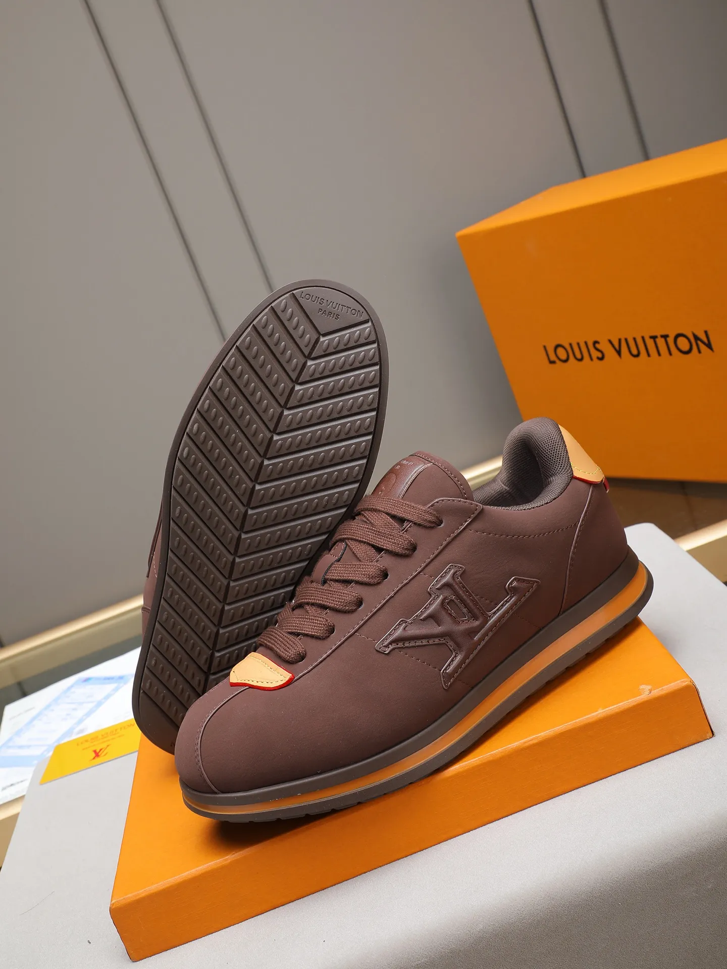 PP560 LV Louis Vuitton L Jialu Brand Runner Tatic Series Thick-soled Casual Sports Shoes Running Shoes Original purchase, development and production This LV Runner Tatic sports shoe combines technical materials such as mesh fabric and ribbons to interpret the inspiration of traditional mountaineering shoes. LV letters are written on one side, the lariat buckle of the quick lacing system is embellished with Monogram flowers and Louis Vuitton logos, and the light and wear-resistant rubber outsole completes the whole. ▪️Fabric: Original imported cowhide + mesh ▪️Inner lining: Original customized breathable mesh ▪️Sole: Original open-molded anti-slip rubber combination material ▪️Size: Men's 38-44 (customized for 45 and 46)